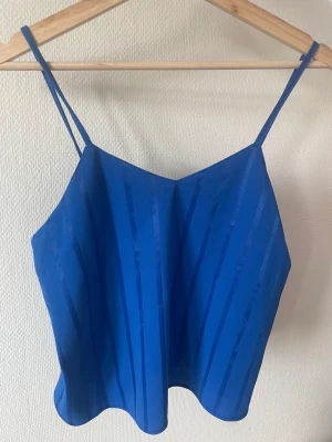 Vintage topp 50 kr  - Inköpt på vintage butik i Milano. 50 kr. Storlek S 