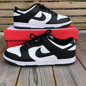 Nike Dunk Low ”Panda”🐼⚫️⚪️ - Ett par helt nya panda dunks i helt perfekt skick, helt oanvända🤩 En av de snyggaste colorwaysen på Sopranos finns och passar till allt😁 KVITTO FINNS. Bara att skriva om ni har några funderingar över huvud taget😁