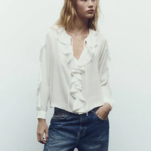 Blus - Säljer denna oanvända zara blusen, slutsåld på hemsidan. Kom med prisförslag 😋lappen är kvar på