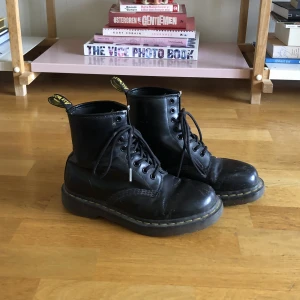 Dr Martens storlek 37 - Säljer mina Dr Martens i storlek 37! Bara använda en säsong. 