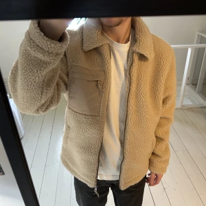 Pilejacka  - En jacka i pilé som aldrig är använd, då jag inte gillar modellen på den. Märket är New Look och i storlek S. Passar perfekt nu till hösten och vintern. 