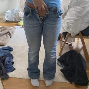 Lågmidjade lee jeans som jag säljer då de är för små för min rumpa. Bra skick och skit snygg passform (när de passade). Har inte storleken exakt men jag är 163 iaf. Kan mäta mått också. 