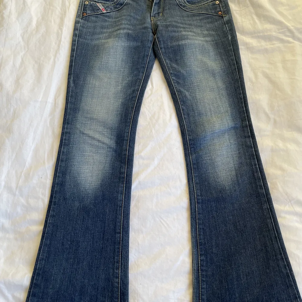 Säljer de här lågmidjade diesel jeansen. Midjemått 38 cm tvärs över. Innerbensmått 75 cm. 💕⭐️. Jeans & Byxor.