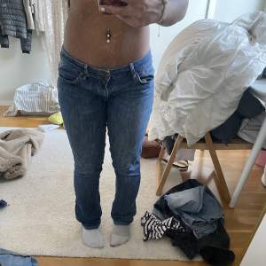 Skit snygga lågmidjade massimos dutti jeans. Storlek S. Jag är 163cm. Sitter snyggt i rumpan. 