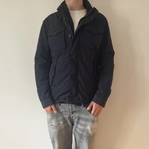 J.Lindeberg Jacka  - J.lindeberg Jacka - storlek Xl - varan fint skick men tecken på användning - modellen är 188cm och 83kg - vid frågor eller funderingar är det bara att skriva!