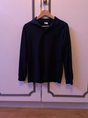 DeFacto piké - Långärmad pikétröja från DeFacto. Nyskick. Strl 152-158. Tveka inte på att höra av er