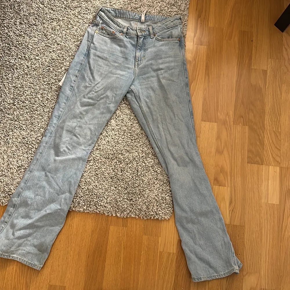 Ett par booutcut jeans från weekday i modellen sway som har medelhög midja, använda kanske 6 gånger . Jeans & Byxor.