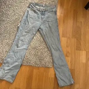 Ett par booutcut jeans från weekday i modellen sway som har medelhög midja, använda kanske 6 gånger 