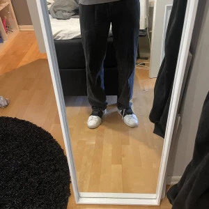 Svarta jeans - Hej säljer mina svarta jeans som är i fint skick. Jag är ca 185. Hör av er vid frågor
