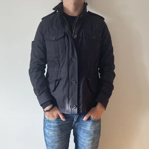 J.Lindeberg Jacka  - J.Lindeberg Field Jacket - storlek M (fits S/XS) - varan är i jätte fint skick, inga flaws - modellen är 172cm och 65kg - vid frågor eller funderingar är det bara att skriva!