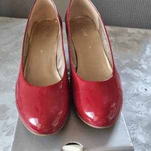 Pumps - Väldigt gott skick, använda 1 gång. Orginallåda kvar. Finns i Skövde