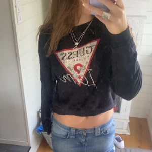 guess tröja  - Sjukt cool sweatshirt från guess! Jätte fint skick ser i princip ny ut. Strl xs 