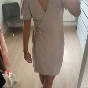 Klänning - En klänning från bikbok som är jättefin och passar till många tillfälle, inga defekter på den som jag kan se💕💕