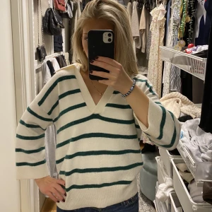 Randig stickad tröja  - Stickad tröja från h&m. Knappt använd 