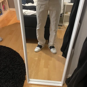 Bershka jeans - Hej säljer mina Bershka jeans som är i fint skick. Jag är ca 185. Hör av er vid frågor
