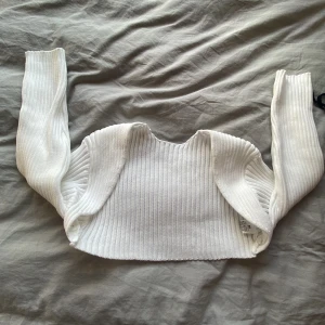 NA-KD stickad tröja🤍🤍 - Hej säljer min stickade NAKD tröja!🤍 Aldrig andvänd pågrund av fel storlek🫶🏼