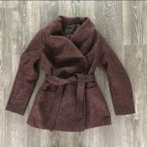 Burgundy trend - Ny vinröd kappa, passar en ifrån 36/38 beroende på hur man vill att den ska sitta. Lätt att knyta tightare runt midjan 💁🏼‍♀️ super fin på med den stora kragen och perfekta kapp längden 👌