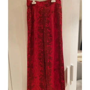 Byxor  - Jättesköna röda ormbyxor ifrån Saint Tropez i storlek S 