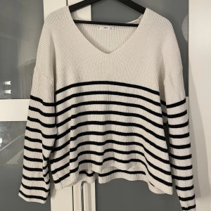 Randig tröja - Såå fin randig tröja från Mango!! Ger verkligen Old Money-vibbar!! I superfint skick.   Checka min profil för 50+ plagg till försäljning i olika stilar😍 