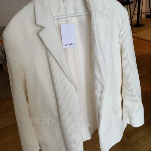 Manchester-kavaj - Vit Manchester kavaj. Endast testad (prislapp kvar) ganska varm så funkar bra som jacka. Matchande byxor i annan annons! 