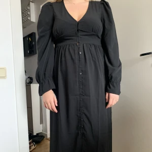 Klänning  - Lång klänning. Funkar till vardags och fest! Använd en gång. Skön och tunn. 