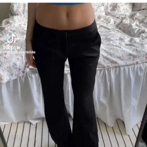 Lågmidjade zara kostymbyxor - Storlek M på taggen, ej använda då de är för små. Midja: 38 cm 