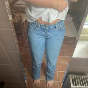 jeans från weekday, inga defekter, jag är 160