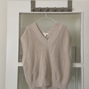 Stickad väst - Stickad väst med i lös casual passform. Passar XS-M