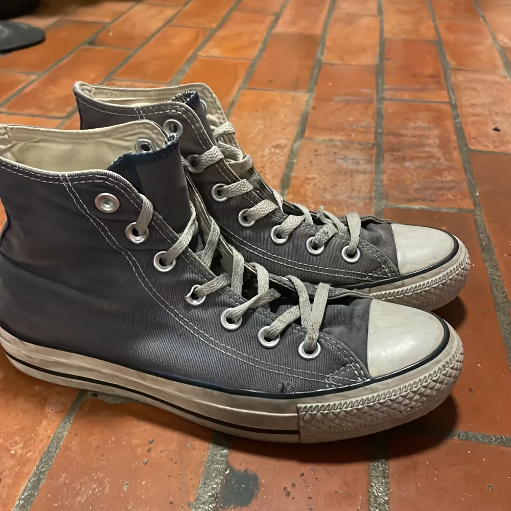 Blå converse, lite smutsiga och litet hål finns. Storlek 37,5. Säljes då de inte kommer till nån användning. Skor.