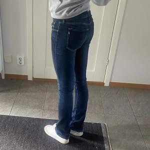 Mörkblåa Replay jeans i bootcut modell. W24 L32, Bra skick!!💖
