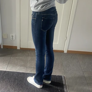 Replay jeans  - Mörkblåa Replay jeans i bootcut modell. W24 L32, Bra skick!!💖