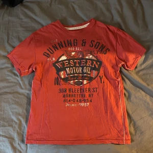 T-shirt - Röd Tshirt med tryck