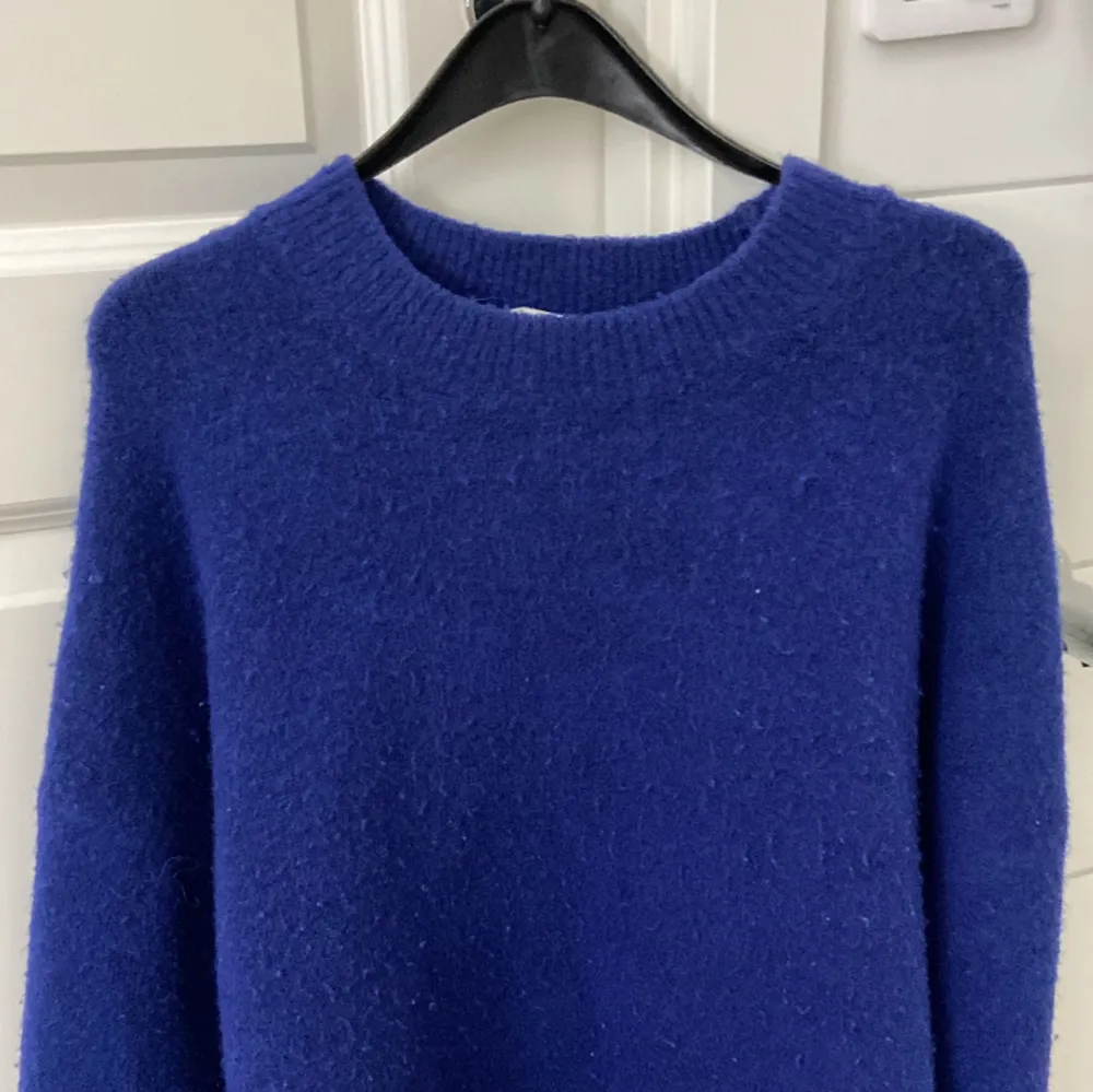 Stickad mörkblå tröja från Zara.. Tröjor & Koftor.