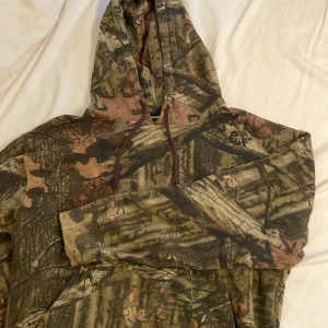 Camo hoodie  - Sjukaste camo hoodien. Älskar denna men kommer ej till användning. Bra skick!