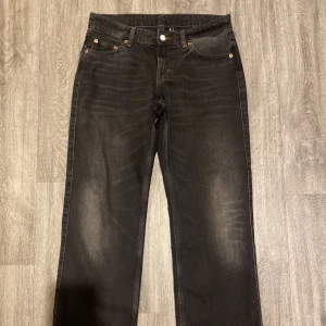 Weekday Low arrow jeans!!  - Säljer mina svarta low arrow jeans som är använda kanske 3-4 gånger, inga tecken på användning eller några defekter alls 💞💞 färgen finns inte att få tag på längre. Dom är i storlek 27/30 och jag är 161 cm lång 👍🏻