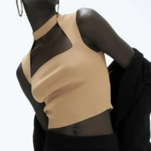 Topp - Beige cut out topp från Zara i storlek S (andra bilden är min)