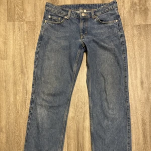 Weekday low arrow jeans! - Säljer mina absoluta favvojeans från Weekday i modellen low arrow!! Köptes i vinter och är använda men i väldigt bra skick ändån! 💞💞 dom är i storlek 27/30 och jag är 161 cm lång. Färgen finns inte att få tag på längre! 