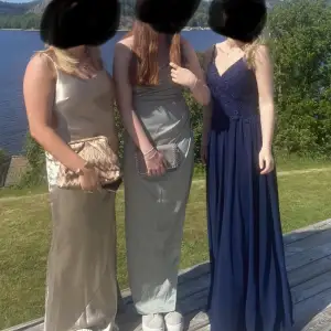 Jag säljer min fina balklänning som jag endast har andvönda en kväll. Den är från Mascara och är i storlek 36 men jag är vanligtvis en s/34 men den passade bra bara att höra av dig om du vill ha fler bilder. Nuvarande pris på klänningen är 1575kr 