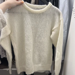 Vit stickad  - Aldrig använd sticksd tröja, från vila. Passar xs/s 