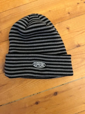 Supreme Beanie - Äkta supreme mössa som köptes på Supreme appen, använd typ 4 ggr.