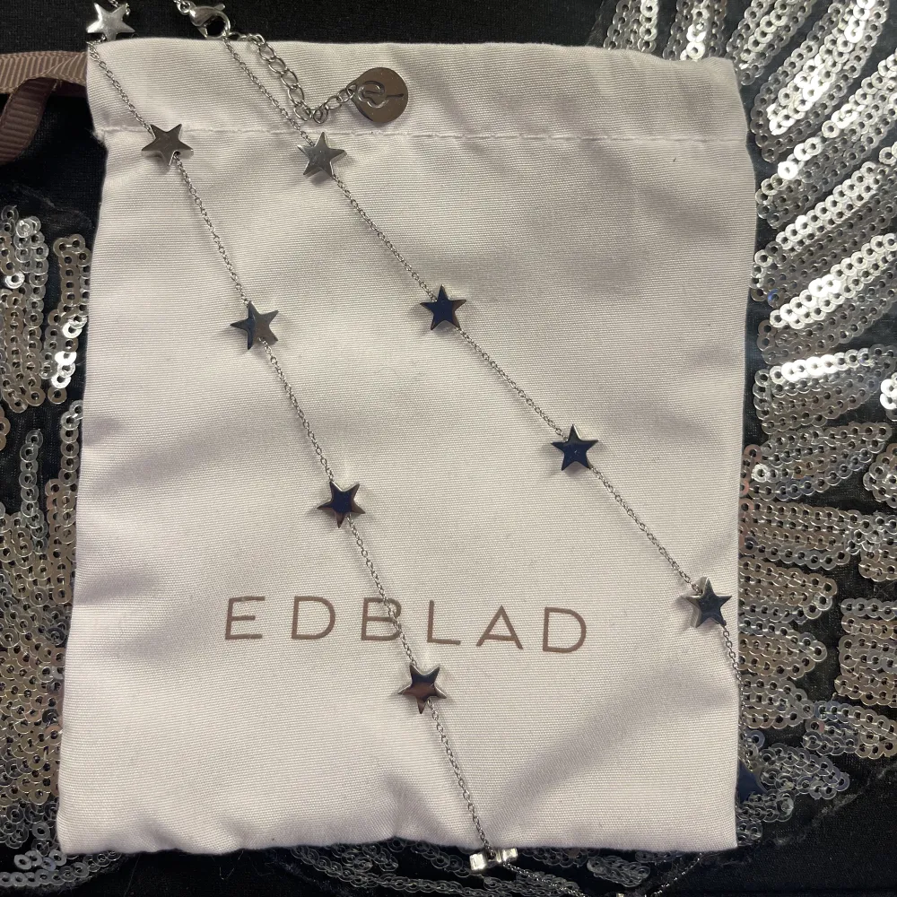 Säljer mitt stjärn Edblad halsband. Det kommer aldrig till användning men den är super fin. Kostade 400kr i butik. Jag säljer för 200kr. Accessoarer.