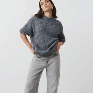 Säljer min nästan helt oanvända stickade tröja från Gina tricot, extremt skön i materialet och sticks inte alls!