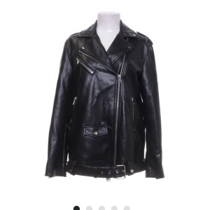 Skinnjacka - Beställde en super fin skinnjacka från Sellpy men aldrig kommit till användning för hade en likadan hemma.  Super fint skick från stradivarius och prislappen är kvar. Har perfekt passform med lite större . Lånade bilder från sellpy och en egen! 