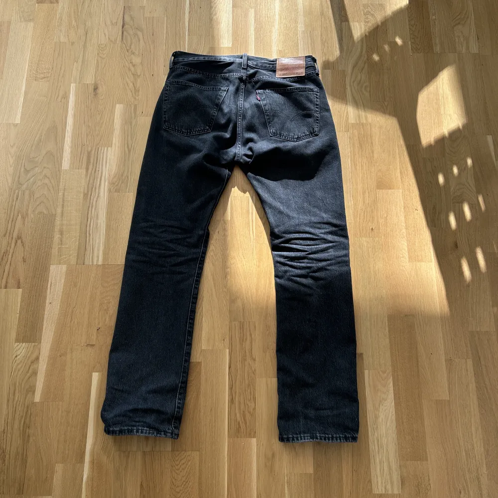 Snygga Levi’s 501 som knappt är använda/ Köptes för nån månad sen/ inga anmärkningar/ nypris 1300 vid snabb affär 349/ . Jeans & Byxor.