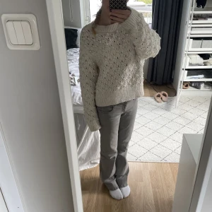 Beige stickad tröja från zara - Säljer min beiga stickade tröja från zara i storlek s pga av att den inte används längre💛 den är köpt för 399 men jag säljer den för 170🌸