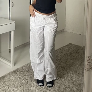 Vita cargobyxor  - Skitsnygga cargobyxor från Zara! På bilden har jag vikt ner kanten så de blir lowwaist men de går även ha mer highwaist. Jag är 160cm och har klackar på bilden så de passar dig som är längre än så🤍✨Även justerbara vid vristen och i midjan 🤍