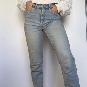 Snygga jeans som är väldigt bekväma att ha på sig eftersom att dom är stretchiga. Från Ginatricot i deras petite passform. Finns lite slitage längst upp på bakfickorna men annars väldigt fint skick. Storlek 34.