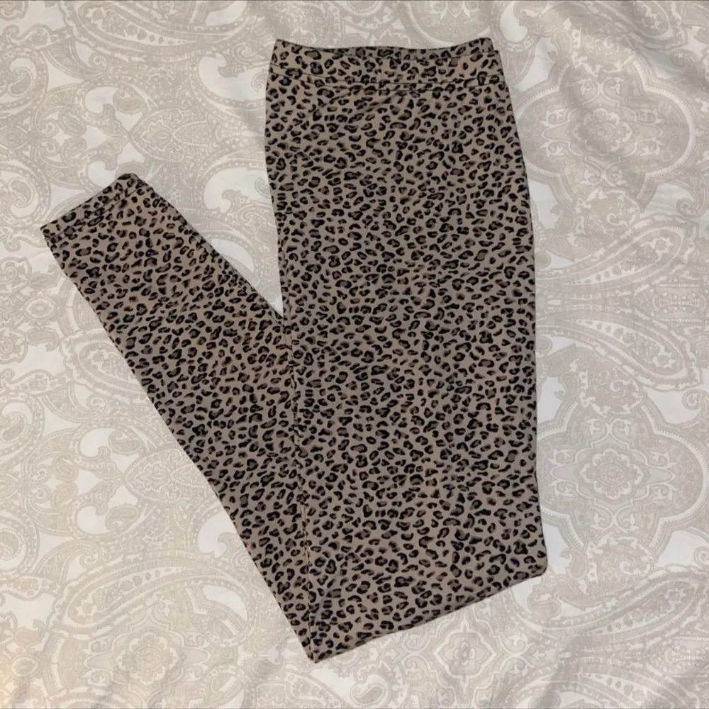 Säljer dessa otroligt sköna leggings i leopardmönster i storlek L/XL. Men skulle säga M/L. Det är polyester så de är jätte mjuka. De är gamla, minns ej vart ifrån de är. Jag trodde att de skulle ha ett litet hål men nu lyckas jag inte hitta det.drf priset. Jeans & Byxor.