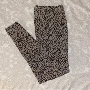 Säljer dessa otroligt sköna leggings i leopardmönster i storlek L/XL. Men skulle säga M/L. Det är polyester så de är jätte mjuka. De är gamla, minns ej vart ifrån de är. Jag trodde att de skulle ha ett litet hål men nu lyckas jag inte hitta det.drf priset