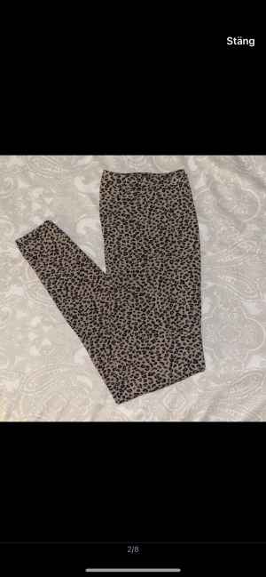 Leopard leggings - Säljer dessa otroligt sköna leggings i leopardmönster i storlek L/XL. Men skulle säga M/L. Det är polyester så de är jätte mjuka. De är gamla, minns ej vart ifrån de är. Jag trodde att de skulle ha ett litet hål men nu lyckas jag inte hitta det.drf priset